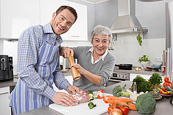 Mutter und Sohn beim gemeinsamen Kochen