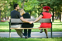 Dreierbeziehung - Heimliches Händehalten im Park